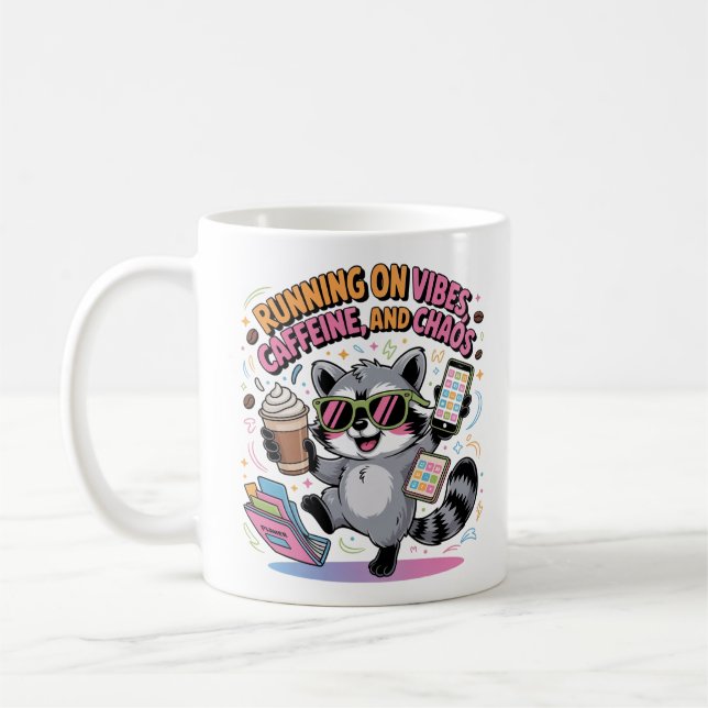 Running on Vibes, Caffeine and Chaos Chibi Raccoon Kaffemugg (Vänster)