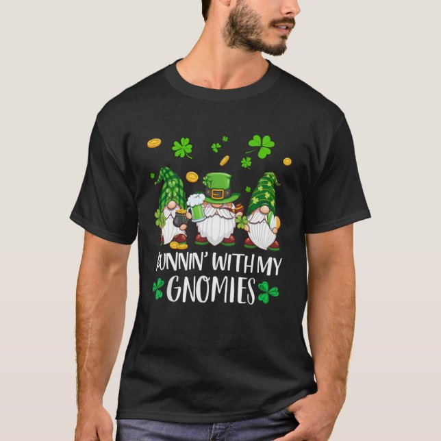 Running With My Gnomies St Patrick Day Shamrock Gn T Shirt (Framsida)