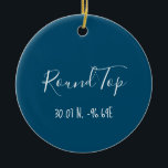 Runt bästa Texas-namn Julgransprydnad Keramik<br><div class="desc">Round Top,  en stad med 90 medlemmar,  blir en shoppingdröm två gånger om året när säljare från världen runt har börjat sälja sina varor.   Färger är anpassade.</div>