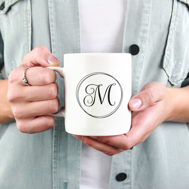 Runt snirklande skriptmonogram kaffemugg (Round Curly Script Monogram Coffee Mug)