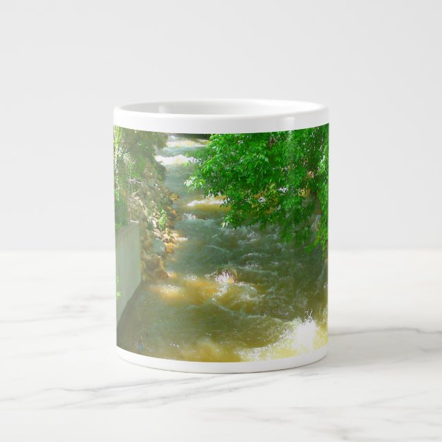 Rushing River under Träd Mugg Jumbo Mugg (Framsidan)
