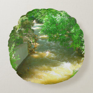 Rushing River under Träd Rund Kudde