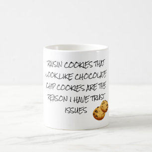 Russinbullar ser ut som chokladbitar Förtroendefrå Kaffemugg