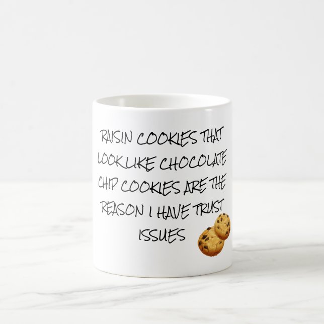 Russinbullar ser ut som chokladbitar Förtroendefrå Kaffemugg (Center)