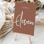 Rust Hand-skript Bord ELVA Bordsnummer<br><div class="desc">Enkla kort och kort för bordsnummer av chic i jordton, rosa och vita gör en elegant påstående vid bröllop eller vid händelsen. Designfunktionerna "bord [nummer]" i en ögonetsande blandning av klassisk serif och handskriven skriptskrift. Utformningen upprepas på båda sidor. Individuellt numrerade kort som säljs separat. Beställ varje bordsnummer var för...</div>