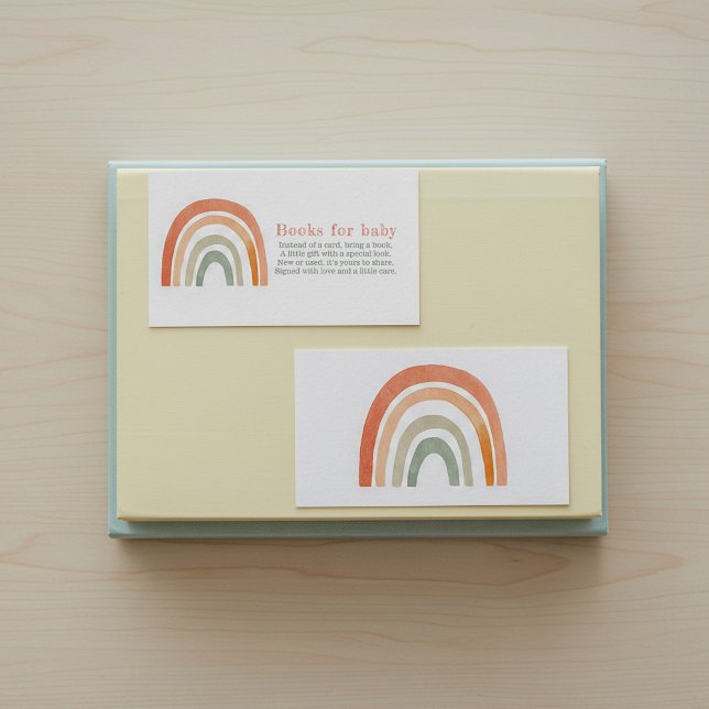Rust terracotta rainbow bokar för baby-kort tilläggskort (Rusty terracotta rainbow books for baby card)