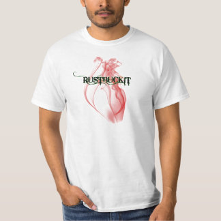 Rustbuckit röker in t-shirt