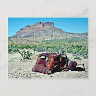 Rusted Antique-bil framför Butte Vykort