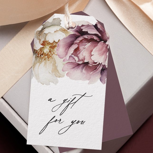Rustic Abundance Blommigt Gift för dig Presentetikett (A beautifully feminine gift tag with rustic peonies in plum pink and ivory.)