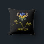 Rustic Antlers Mr. och Lastname Newlyged Gift Kudde<br><div class="desc">Rustik Blommigt Antlers,  med solblommor,  blåbälgar och grönt orosstiftningar över en svart bakgrund. Redigera bara i efternamn och datum för bröllop! * Sök efter matchande bröllop-samlingsuppsättning i min butik.</div>