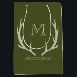 Rustic Army Grönt Antler Anpassningsbar Marskalkar<br><div class="desc">Öka dina marskalkar med vår exquisite Gift Bag, en perfekt symbol för att du kan erbjuda dina marskalkar eller hedra din bästa man. Den här väskan är utformad med en kombination av rustik charm och contemporary stil och har en grönt i armén som kompletteras med mjuka orangefärgade/beige antler-motiv och personlig...</div>