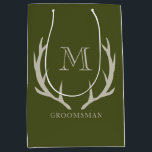 Rustic Army Grönt Antler Anpassningsbar Marskalkar<br><div class="desc">Öka dina marskalkar med vår exquisite Gift Bag, en perfekt symbol för att du kan erbjuda dina marskalkar eller hedra din bästa man. Den här väskan är utformad med en kombination av rustik charm och contemporary stil och har en grönt i armén som kompletteras med mjuka orangefärgade/beige antler-motiv och personlig...</div>