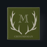 Rustic Army Grönt Antler Anpassningsbar Marskalkar Knapp<br><div class="desc">Vi presenterar vår expertknapp för marskalkar, ett tankeväckande tecken för att hedra din bröllopsfest. Den här knappen är konstruerad med noggrann detaljrikedom och har en sofistikerad design med en aning rustik charm. Arméns bakgrund med grönt, försedd med mjuka, orangefärgade antler och personlig monogram initialer, lägger till en personlig vid dina...</div>