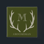 Rustic Army Grönt Antler Anpassningsbar Marskalkar Knapp<br><div class="desc">Vi presenterar vår expertknapp för marskalkar, ett tankeväckande tecken för att hedra din bröllopsfest. Den här knappen är konstruerad med noggrann detaljrikedom och har en sofistikerad design med en aning rustik charm. Arméns bakgrund med grönt, försedd med mjuka, orangefärgade antler och personlig monogram initialer, lägger till en personlig vid dina...</div>