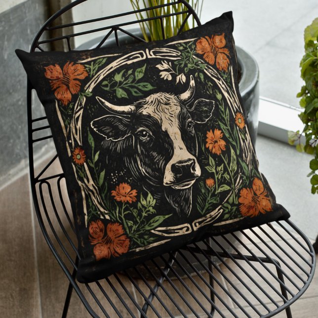 Rustic Art nouveau Cow Porträtt Blommigt accent Kudde (Skapare uppladdad)