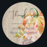 Rustic Autumn Fall Pumpkins Figs Flowers Bröllop Runt Klistermärke<br><div class="desc">Grattisar på din förlovning, vi hoppas att du har en underbar dag och ett framtida liv tillsammans med lycka och glädje. Det här moderna elegant bröllop-pappersobjektet ingår i en större samling som LeahG designat för Low Budget Bröllop Network® Visa den bifogade samlingen och "ytterligare produkter" för att visa bröllop-paketet. Samlingar...</div>