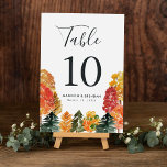 Rustic Autumn Forest Fall Wedding Bordsnummer<br><div class="desc">Lägg till en personlig vid ditt fallbröllop med bordsnumret Rustic Autumn Forest bröllop. Höstkortet för bordsnumret i bröllop innehåller datumet bordsnummer, namn och bröllop, som har utformats av en gräns av vattenfärgen träd i skuggor av gult, orange, burgundi, rost och grönt. Utformningen upprepas på baksidan. Bordsnumren är designade att samordna...</div>
