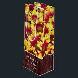 Rustic Autumn-solblommor på stängsel Bröllop<br><div class="desc">Fira din speciella dag med den blommigt-temade presentpåsen bröllop vin flaska,  som har en fallblommande medial av levande,  tvåtoniga mini-solblommor på ett väderstreck. Anpassa med namn och bröllop-datumet för nylingarna. En underbar keepy för bröllop- och jubileumsfrågor! Design © W.H. Sim. Se mer på zazzle.com/expressionsoccasions</div>