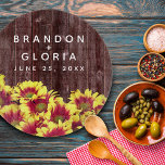 Rustic Autumn-solblommor på stängsel Bröllop<br><div class="desc">Lägg till en liten vintage till din speciella dag med den här blommigt glasskärbordet bröllop,  som har en fallande symbol med levande,  tvåtoniga mini-solblommor på ett väderstreck. Anpassa med namn och bröllop-datumet för nylingarna. En underbar keepy för bröllop- och jubileumsfrågor! Design © W.H. Sim. Se mer på zazzle.com/expressionsoccasions</div>