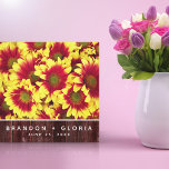 Rustic Autumn-solblommor på stängsel Bröllop Canvastryck<br><div class="desc">Lägg till en liten vintage till din speciella dag med den här blommigt-temade arbetsytan i bröllop, som har en fallande symbol med levande, tvåtoniga mini-solblommor som sätts på ett väderstreck. Lägg till namn och bröllopsdag för nya lyweds. Perfekt för bröllop och under hösten! Design © W.H. Sim. Se mer på...</div>