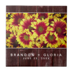 Rustic Autumn-solblommor på stängsel Bröllop Kakelplatta<br><div class="desc">Lägg till en liten vintage till din speciella dag med den här bröllop-plattan,  som har en fallande symbol med levande,  tvåfärgade mini-solblommor som sätts på ett väderstreck. Anpassa med namn och bröllop-datumet för nylingarna. En underbar keepy för bröllop- och jubileumsfrågor! Design © W.H. Sim. Se mer på zazzle.com/expressionsoccasions</div>