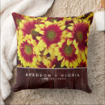 Rustic Autumn-solblommor på stängsel Bröllop Kudde<br><div class="desc">Fira din speciella dag och lägg till en vintage charm till vilket rum som helst med det här upptiella dekorativ kudde, som har en fallande medley av levande, tvåtonade mini-solblommor som sätts på ett västerländskt stängsel. Anpassa med namn och bröllop-datumet för nylingarna. En underbar keepy för bröllop- och jubileumsfrågor! Design...</div>
