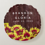 Rustic Autumn-solblommor på stängsel Bröllop Rund Kudde<br><div class="desc">Lägg till en liten vintage till din speciella dag med det här blommigt-temade bröllop-kastet,  som har en fallande symbol med levande,  tvåfärgade mini-solblommor som sätts på ett väderstreck. Anpassa med namn och bröllop-datumet för nylingarna. En underbar keepy för bröllop- och jubileumsfrågor! Design © W.H. Sim. Se mer på zazzle.com/expressionsoccasions</div>