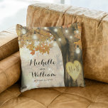 Rustic Autumn Träd Monogram Newlyged Couple Kudde<br><div class="desc">Höstvd skog med en träd täckt av rött, orange och gult löv, ett levande hjärta med initialer, snörvning och en modern textmall. Om du vill ändra mallen ytterligare klickar du på knappen "Anpassa". All text stil, färg och alla storlekar kan ändras efter kostym. Du hittar andra matchande höstartiklar på min...</div>
