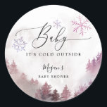 Rustic Baby Det är Kall utanför Rosa Babykläder Runt Klistermärke<br><div class="desc">Rustiska babyduschdekal med vattenfärgad illustration av ett snöberg med skogarna gräs träd och rosa snöflingor. I texten står det "baby är det kallet utanför".</div>