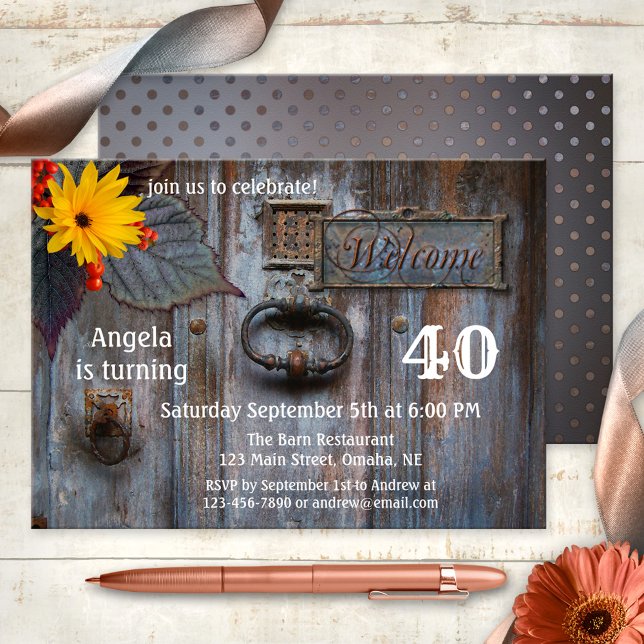 Rustic Barn Autumn Födelsedagsfest inbjudan (Birthday party invitation featuring imagery of a rustic wood door with daisy flower and berries)