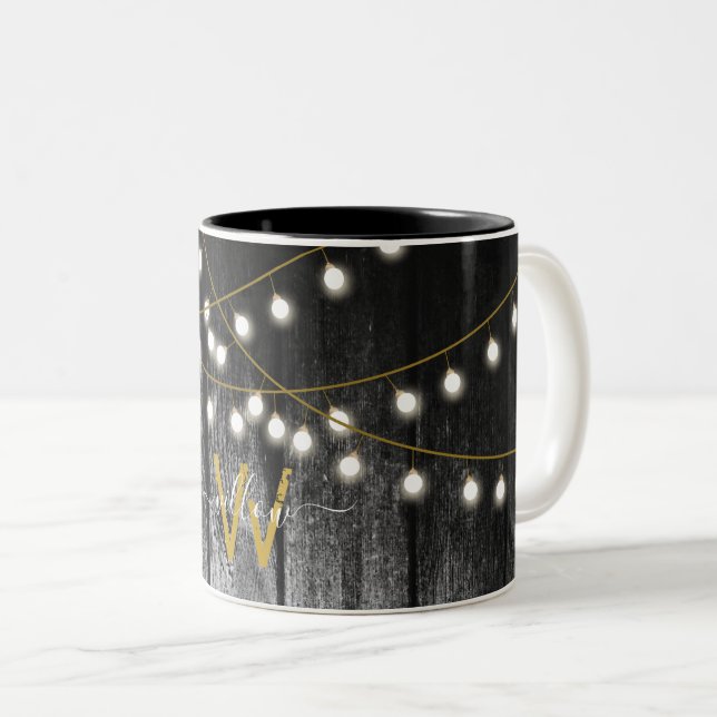 Rustic Barn Black Wood Guld String Ljus Monogram Två-Tonad Mugg (Framsida höger)