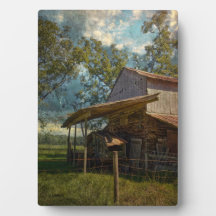 Rustic Barn, omringad av fält under ett Blå himmel