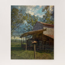 Rustic Barn, omringad av fält under ett Blå himmel