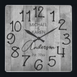 Rustic Barn Wood Farmhouse Anpassningsbar Family N Fyrkantig Klocka<br><div class="desc">En strålande, unik personlig av typen en-av-ett-typ-modell har en fin träbakgrund med och ord, MICHAEL & KAREN Andersson est. 20XX tum i svart typografi. Anpassa den här klockan genom att lägga till din egen personliga information. Gör ett underbart bröllop, en årsdag eller en gåva till husuppvärmningen. Klicka på "Anpassa den...</div>