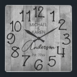 Rustic Barn Wood Farmhouse Anpassningsbar Family N Fyrkantig Klocka<br><div class="desc">En strålande, unik personlig av typen en-av-ett-typ-modell har en fin träbakgrund med och ord, MICHAEL & KAREN Andersson est. 20XX tum i svart typografi. Anpassa den här klockan genom att lägga till din egen personliga information. Gör ett underbart bröllop, en årsdag eller en gåva till husuppvärmningen. Klicka på "Anpassa den...</div>
