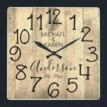 Rustic Barn Wood Farmhouse Anpassningsbar Family N Fyrkantig Klocka<br><div class="desc">En strålande, unik personlig av typen en-av-ett-typ-modell har en fin träbakgrund med och ord, MICHAEL & KAREN Andersson est. 20XX tum i svart typografi. Anpassa den här klockan genom att lägga till din egen personliga information. Gör ett underbart bröllop, en årsdag eller en gåva till husuppvärmningen. Klicka på "Anpassa den...</div>