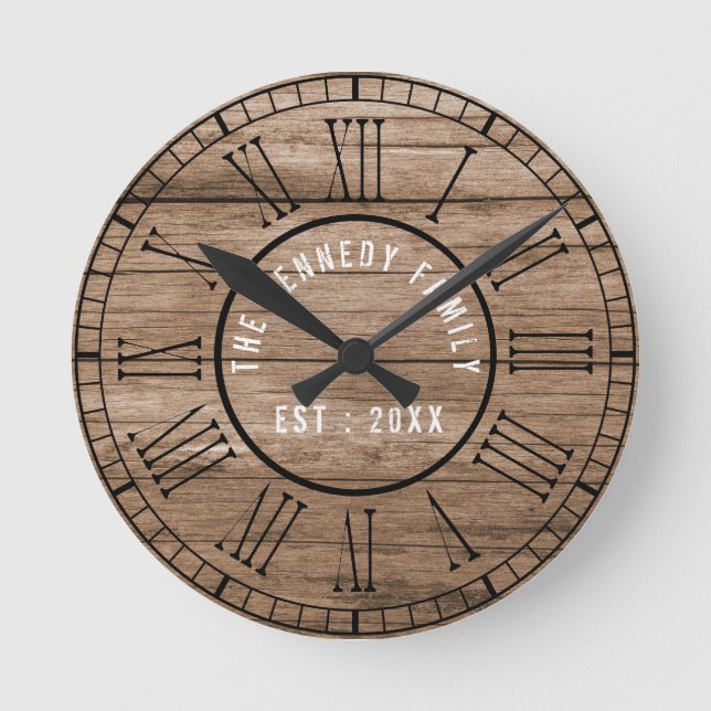 Rustic Barn Wood Farmhouse Black Roman Numerals Rund Klocka (Framsida)