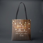 Rustic Barn Wood-Landsbyggsbröllopet Tack för allt Tygkasse<br><div class="desc">Tack till gästerna från bröllop med den här personligen till väskan som har en strålande utformning med ljus med vink-sträng mot en lada-träbakgrund. Roligten säger "Tack alla" för att du firar med oss! Anpassa med 5 linjer anpassningsbar text. Använda som en tackväska för brudtärnor, marskalkar, brudens sida och gäst. Fyll...</div>
