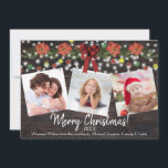 Rustic Barn Wood & Ljus 3 Fotojul Julkort<br><div class="desc">Detta vackra helgdag-kort har en strålande utformning med tre foton på en lada-bakgrund med en evergreen och poinsettia-trädgård som är märkt med ljus. Rubriken lyder "God jul" med året och din namnteckning. Baksidan har plats för din egen anteckning eller ditt eget meddelande. Snyggt sätt att skicka säsongens hälsningar!</div>