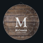 Rustic Barn Wood Struktur Family Monogram Darttavla<br><div class="desc">Rustic Barn Wood Struktur Family Monogram Dart Board är designad med vågrät mörk brunlada ladugårdslemhinnor. Det är monogrammat med stor vit inledning på mitten och parets efternamn i det tjocka trendigets skriptbokstäver. Första namn och det år som fastställts ligger i det nedre området. Roligt för vänner och familj i ett...</div>