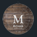 Rustic Barn Wood Struktur Family Monogram Darttavla<br><div class="desc">Rustic Barn Wood Struktur Family Monogram Dart Board är designad med vågrät mörk brunlada ladugårdslemhinnor. Det är monogrammat med stor vit inledning på mitten och parets efternamn i det tjocka trendigets skriptbokstäver. Första namn och det år som fastställts ligger i det nedre området. Roligt för vänner och familj i ett...</div>