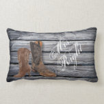 Rustic Barn Wood Westernare Cowboybröllop Lumbarkudde<br><div class="desc">Rustic Barn Wood Western Cowboys bröllopsinbjudningar,  cowboystövlar bröllopsinbjudningar,  westerna bröllop spara datum och westernt landsbyggsbröllop är till fördel.</div>