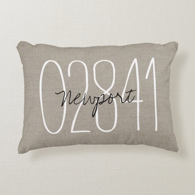 Rustic Beige Anpassningsbar Town and Zip Code Acce Prydnadskudde (Framsidan)