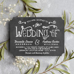 Rustic Black Chalkboard-skript Bröllop<br><div class="desc">Charming chalkboard-bröllopsinbjudningar för en avslappnad chic tillfälle har handskrivna stil typsnitt,  rulla design och ampersand-accents som har ett vitt kritutseende på en bakgrund som har ett rejält svart bords texturerat utseende.</div>
