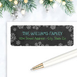 Rustic Black Chalkboard Snowflake-Returadress Returadress Etikett<br><div class="desc">Lägg i kuverten i stil i julhelgen! Etikettdesignen har blå text och grönt (kan anpassas) på en rustisk svart krita i stil. Vit skisserad anpassningsbar i snöflingor som kan vara personlig med familjen/efternamnet och returadressen.</div>