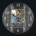 Rustic Black Wood Bröllop-årsdagen Kärlek Photo Stor Klocka<br><div class="desc">Bröllop-klockan med ett romantiskt citat "Jag är i kärlek varje stund jag har varit tillsammans med dig" för att uttrycka din kärlek.Personalisera med ditt favoritpar.. foto.</div>