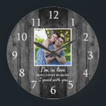 Rustic Black Wood Bröllop-årsdagen Kärlek Photo Stor Klocka<br><div class="desc">Bröllop-klockan med ett romantiskt citat "Jag är i kärlek varje stund jag har varit tillsammans med dig" för att uttrycka din kärlek.Personalisera med ditt favoritpar.. foto.</div>