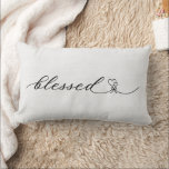 Rustic Blessed Heart Script Bröllopsgåva Lumbarkudde<br><div class="desc">Gör din gåva till det nygifta paret minnesvärd med detta söta kalligrafi Blessed typsnitt med en hjärtbouquet,  mot en burlap-effekt bakgrund.  Personalisera enkelt med namn och datum som du väljer.</div>