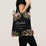 Rustic Blommigt Bröllop  Ro Bridesmaids Tygkasse<br><div class="desc">Överraska dina brudar och brudens sida med den här mycket vackra tote-väskan som har en romantisk ro gräns och tre linjer anpassningsbar text som ställs mot en häpnadsväckande svart bakgrund (ändra lätt färgen så att den passar din bröllop färger). Lägg till dina brudar, Maid of honor, Matron, etc. namn och...</div>