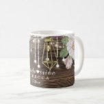 Rustic Blommigt String ljus Bröllop Bride stam Kaffemugg<br><div class="desc">Rustic Blommigt Wood String ljus Bröllop med närmare uppgifter om snöre. Vackra detaljer om blommigten finns i första hand och gör den här designen till elegant och chic. Det är enkelt att anpassa utformningen, om du vill ändra typsnitt klickar du för att anpassa den ytterligare. Denna utformning är perfekt för...</div>